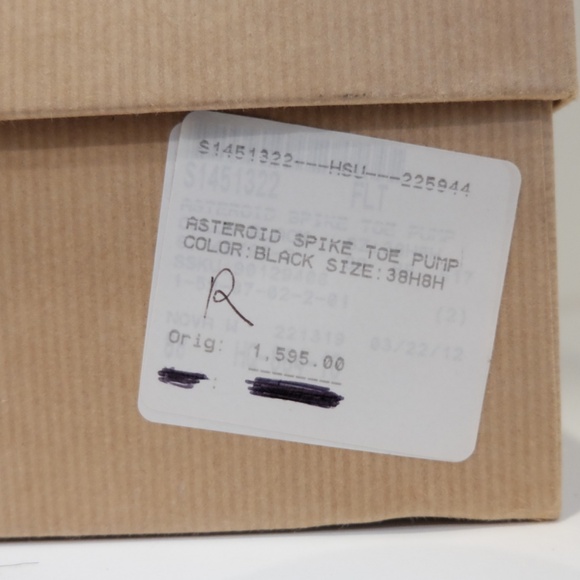 Christian Louboutin - Picture 6 of 6